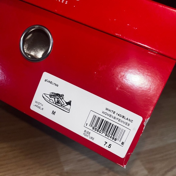 WHITE GUESS SNEAKERS SIZE 7.5 WOMENS - Picture 2 of 2